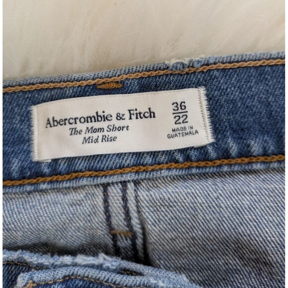 NWT Abercrombie & Fitch The Mom Short Mid Rise Denim Blue Distressed 36 / 22 - Picture 2 of 6